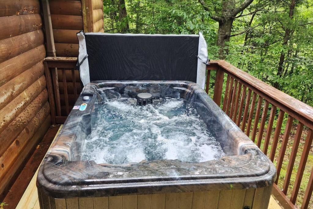 New Hot Tub! Secluded 3 Bed Cabin In Pigeon Forge Villa Bagian luar foto