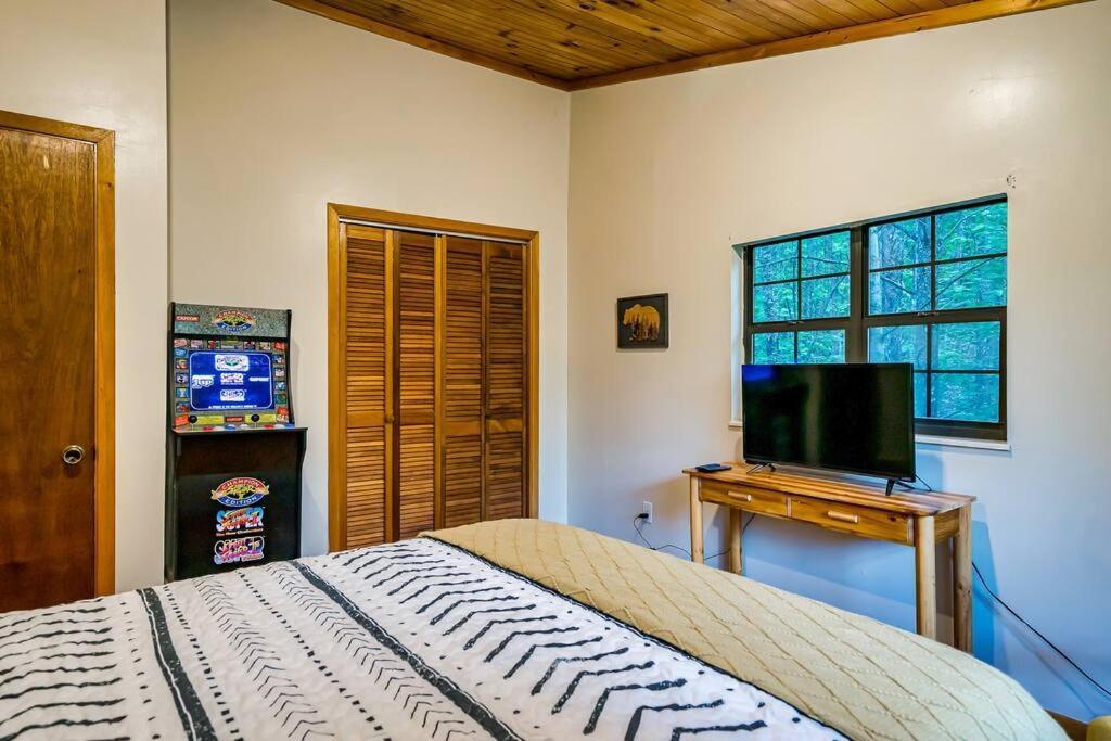 New Hot Tub! Secluded 3 Bed Cabin In Pigeon Forge Villa Bagian luar foto