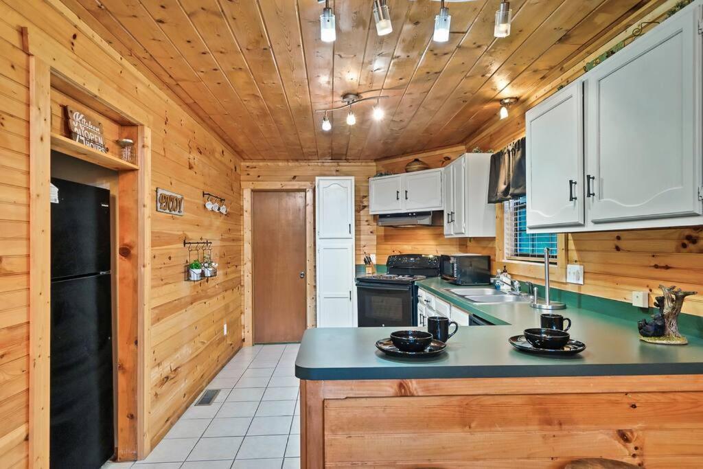 New Hot Tub! Secluded 3 Bed Cabin In Pigeon Forge Villa Bagian luar foto