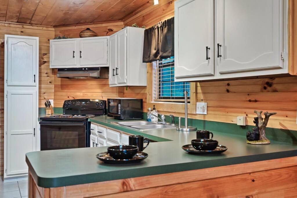 New Hot Tub! Secluded 3 Bed Cabin In Pigeon Forge Villa Bagian luar foto