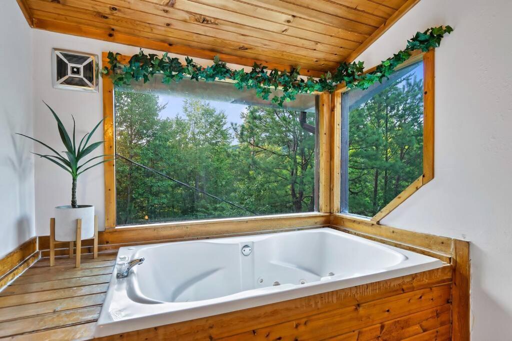 New Hot Tub! Secluded 3 Bed Cabin In Pigeon Forge Villa Bagian luar foto